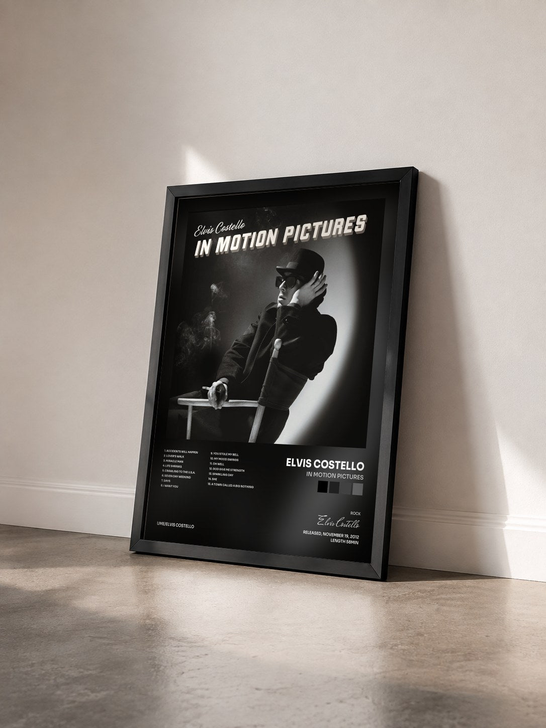 #noir Tableau de l'album In Motion Pictures de Elvis Costello vu de trois quarts, cadre noir