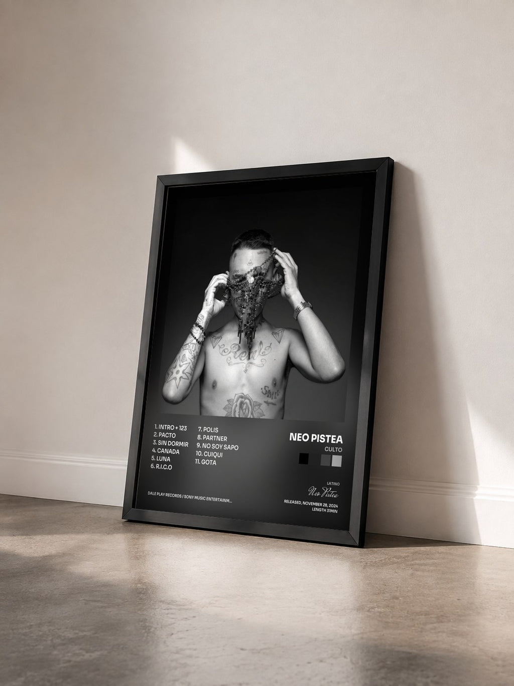 #noir Tableau de l'album CULTO de Neo Pistea vu de trois quarts, cadre noir