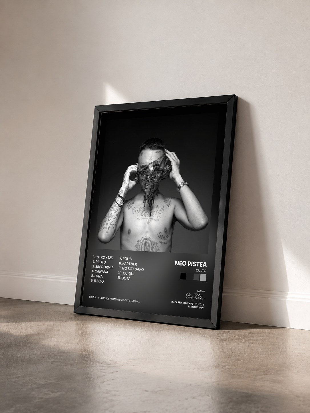 #noir Tableau de l'album CULTO de Neo Pistea vu de trois quarts, cadre noir