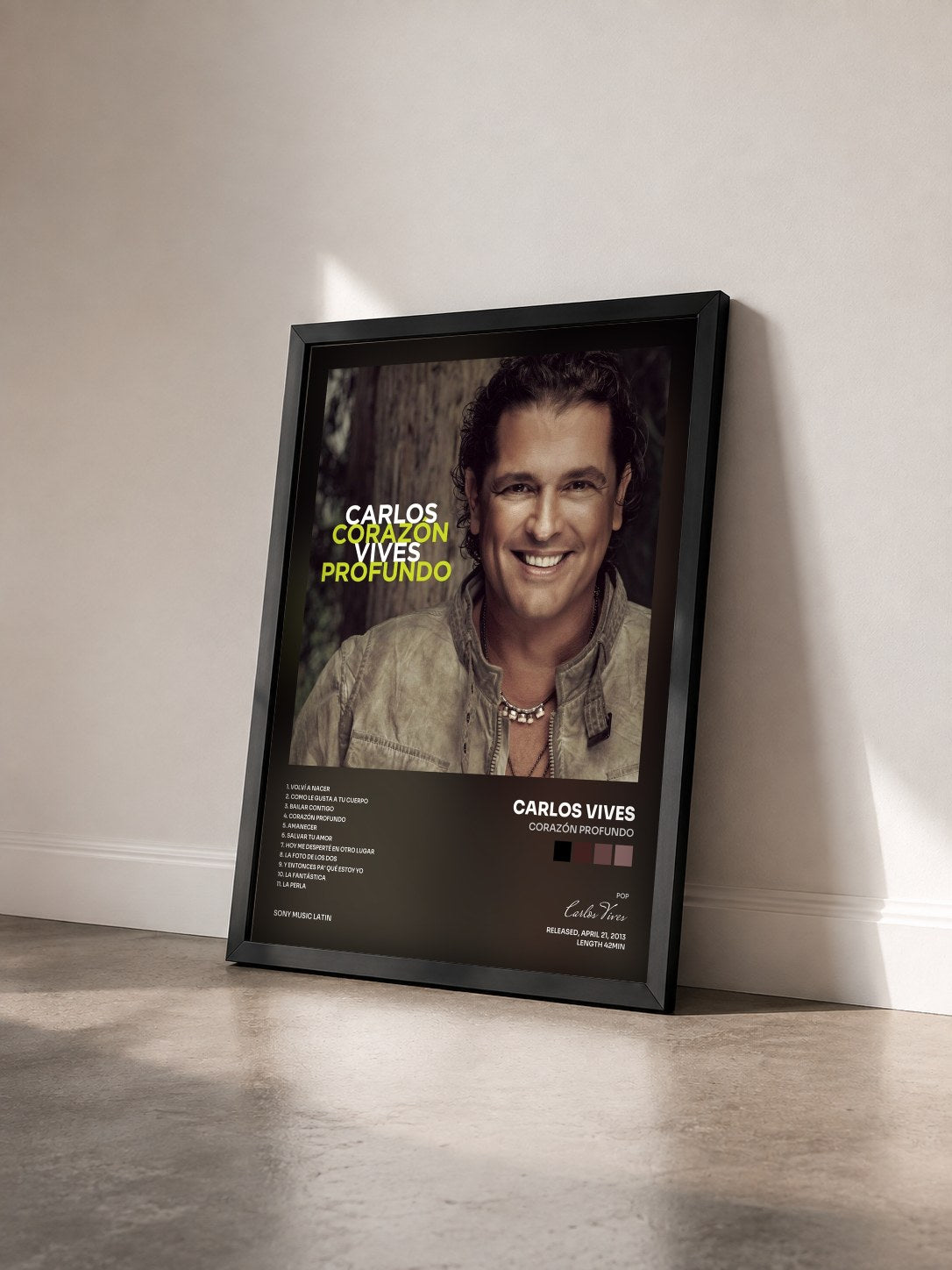 #noir Tableau de l'album Corazón Profundo de Carlos Vives vu de trois quarts, cadre noir