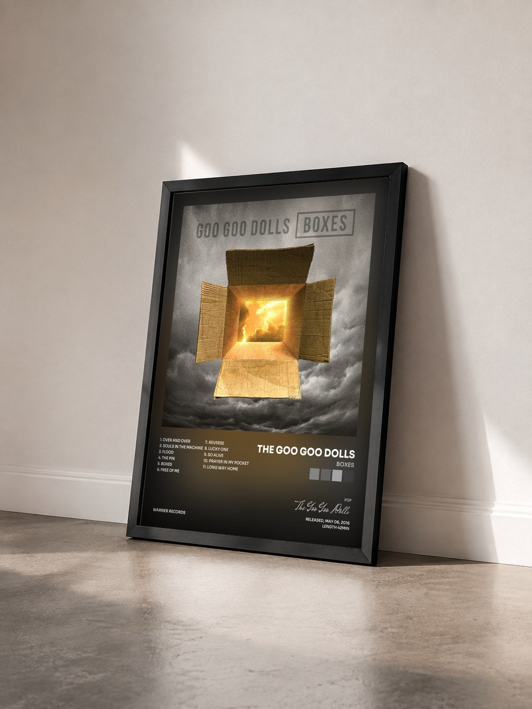 #noir Tableau de l'album Boxes de The Goo Goo Dolls vu de trois quarts, cadre noir