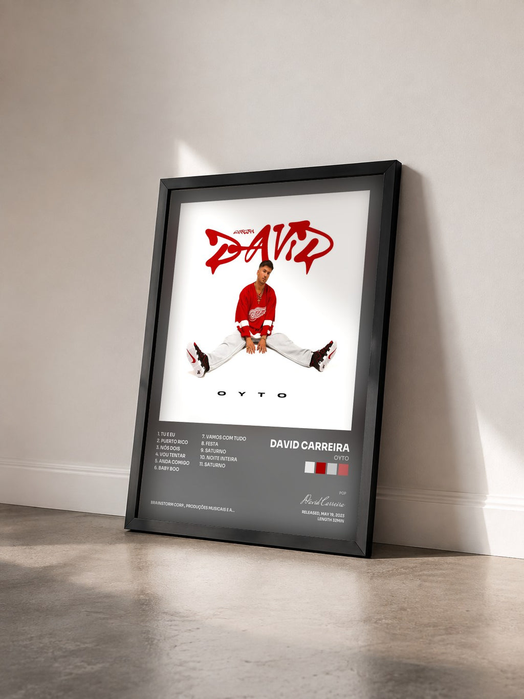 #noir Tableau de l'album OYTO de David Carreira vu de trois quarts, cadre noir