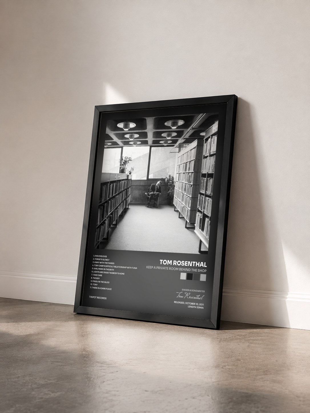 #noir Tableau de l'album Keep a Private Room Behind the Shop de Tom Rosenthal vu de trois quarts, cadre noir