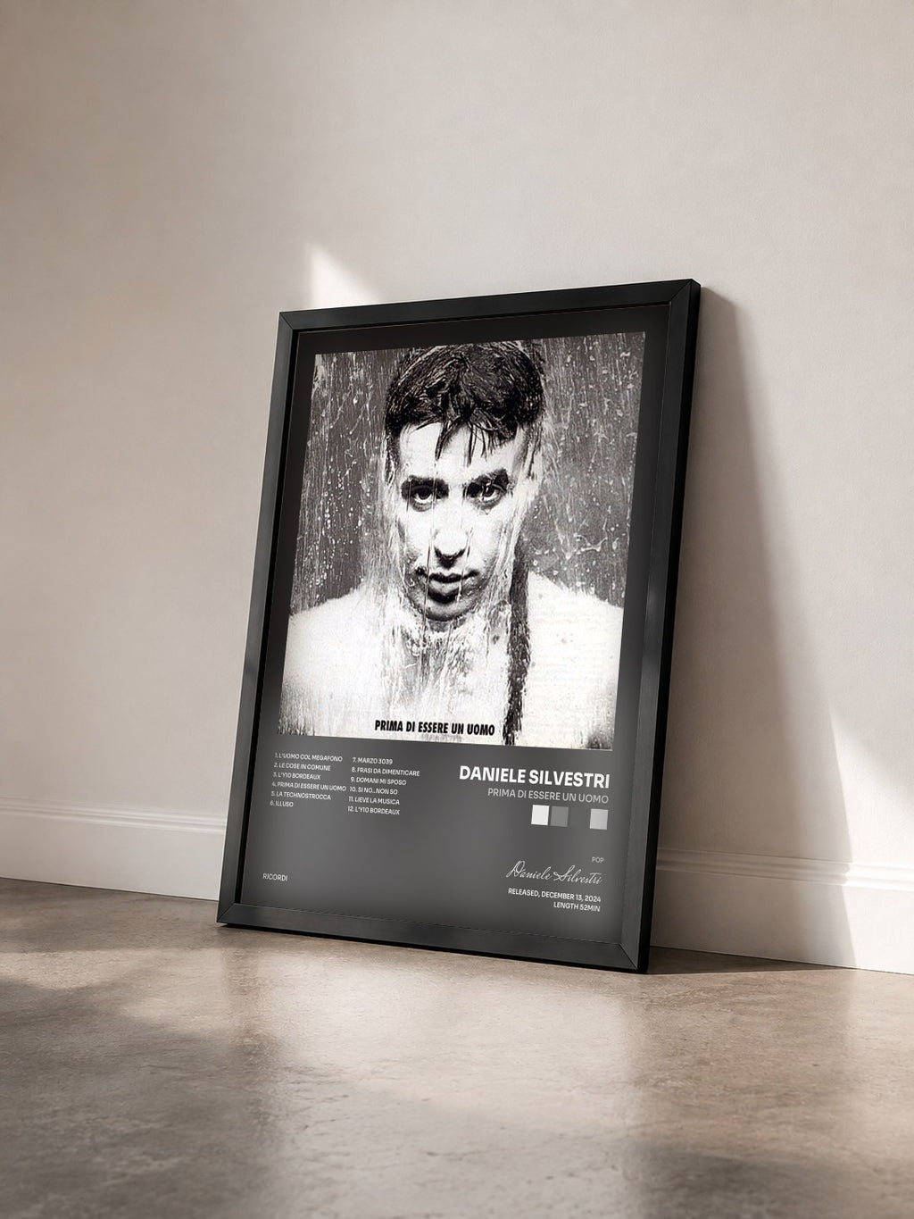 #noir Tableau de l'album Prima Di Essere Un Uomo de Daniele Silvestri vu de trois quarts, cadre noir