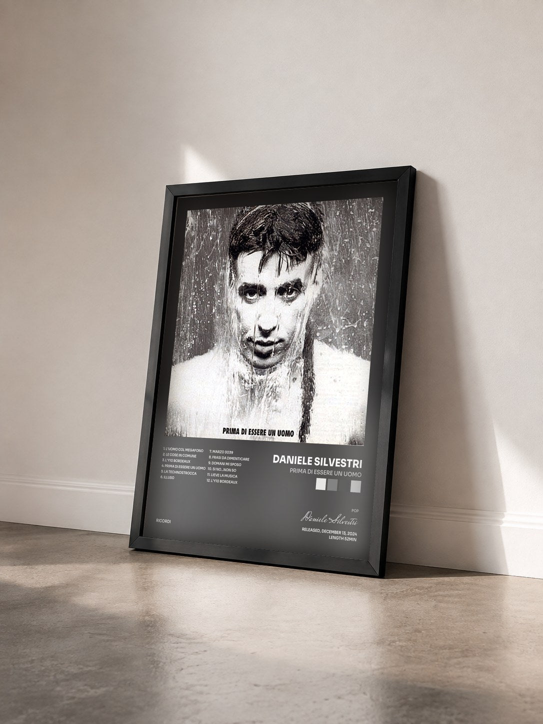 #noir Tableau de l'album Prima Di Essere Un Uomo de Daniele Silvestri vu de trois quarts, cadre noir