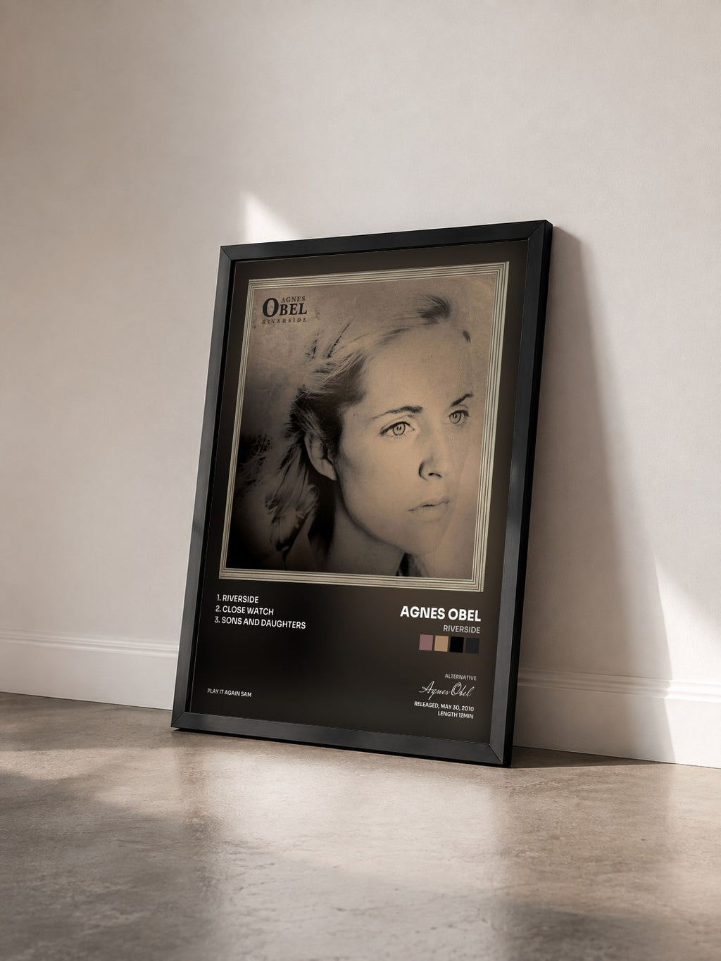 #noir Tableau de l'album Riverside de Agnes Obel vu de trois quarts, cadre noir
