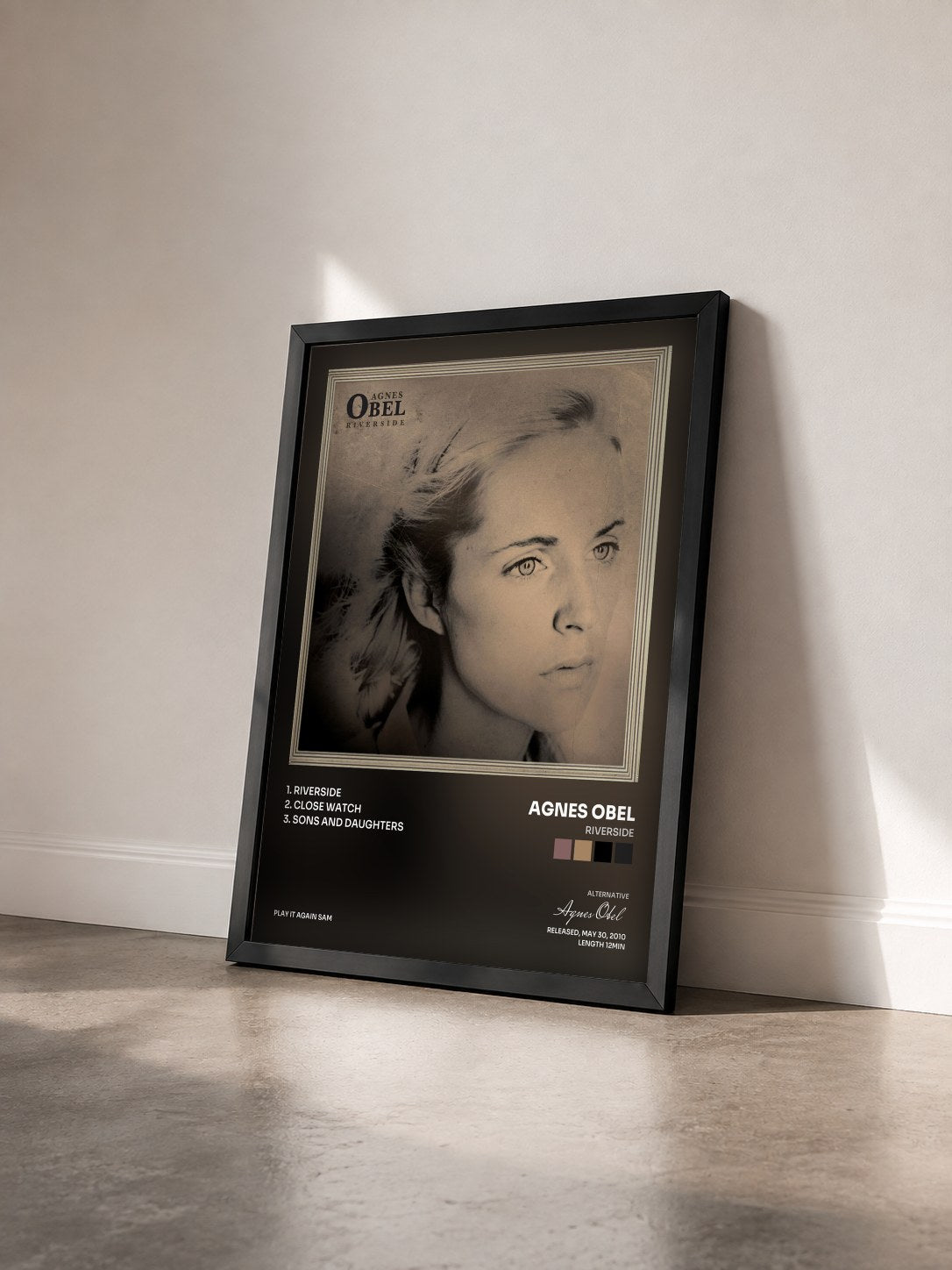 #noir Tableau de l'album Riverside de Agnes Obel vu de trois quarts, cadre noir