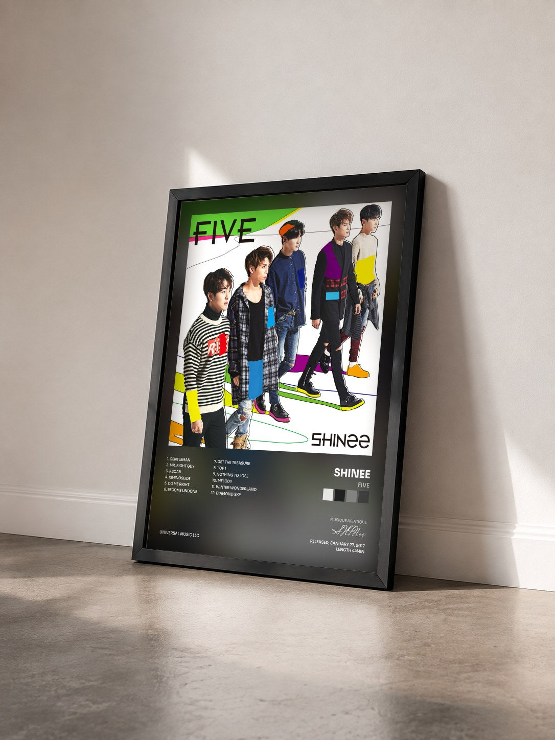 #noir Tableau de l'album Five de SHINee vu de trois quarts, cadre noir