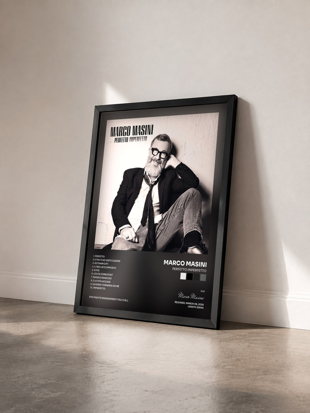 #noir Tableau de l'album Perfetto imperfetto de Marco Masini vu de trois quarts, cadre noir