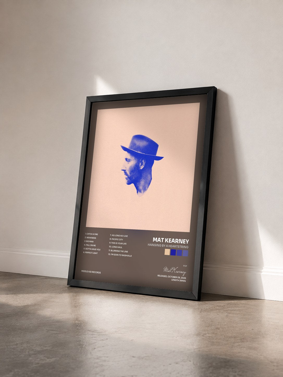 #noir Tableau de l'album Hanging by a Heartstring de Mat Kearney vu de trois quarts, cadre noir