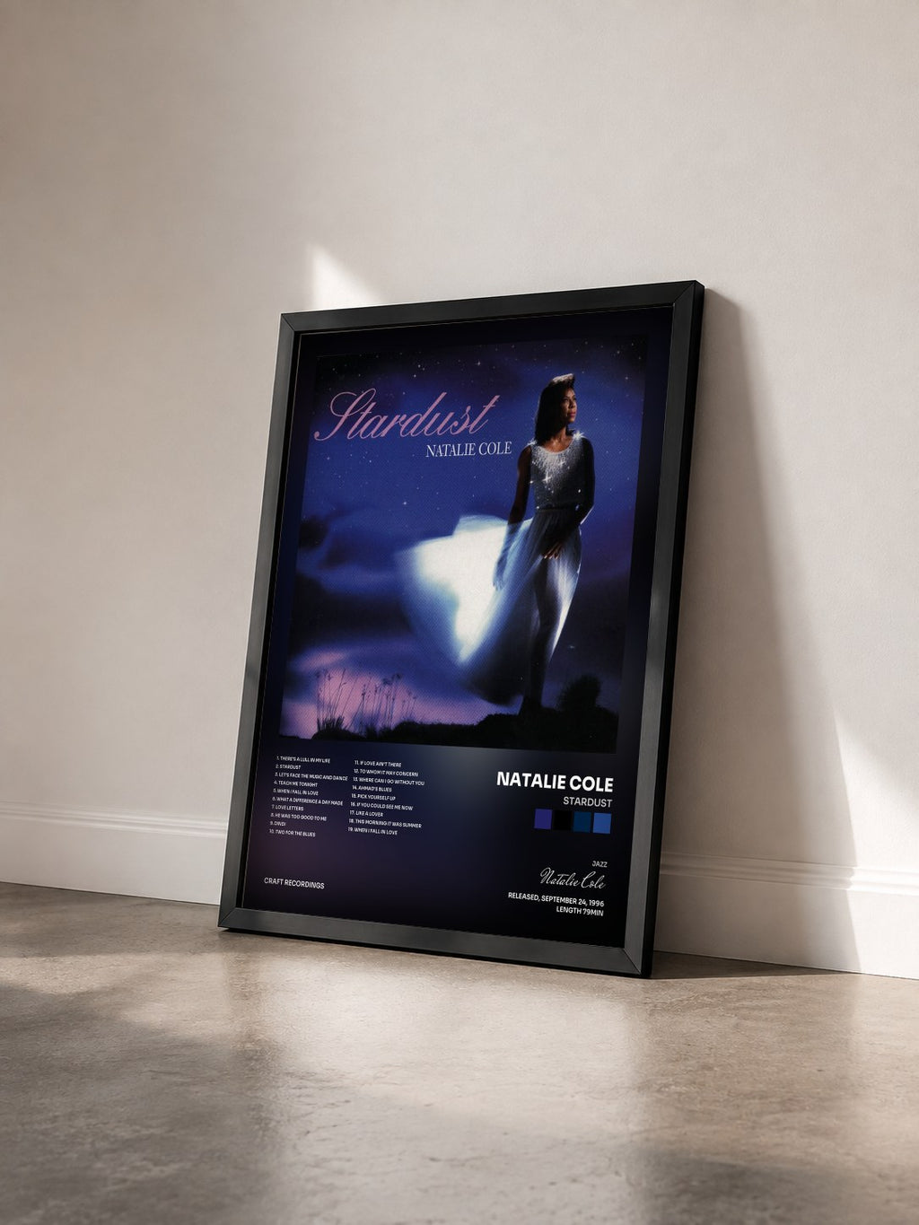 #noir Tableau de l'album Stardust de Natalie Cole vu de trois quarts, cadre noir
