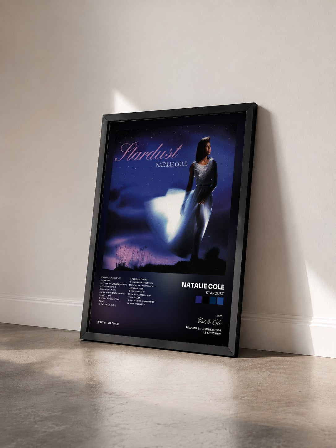 #noir Tableau de l'album Stardust de Natalie Cole vu de trois quarts, cadre noir