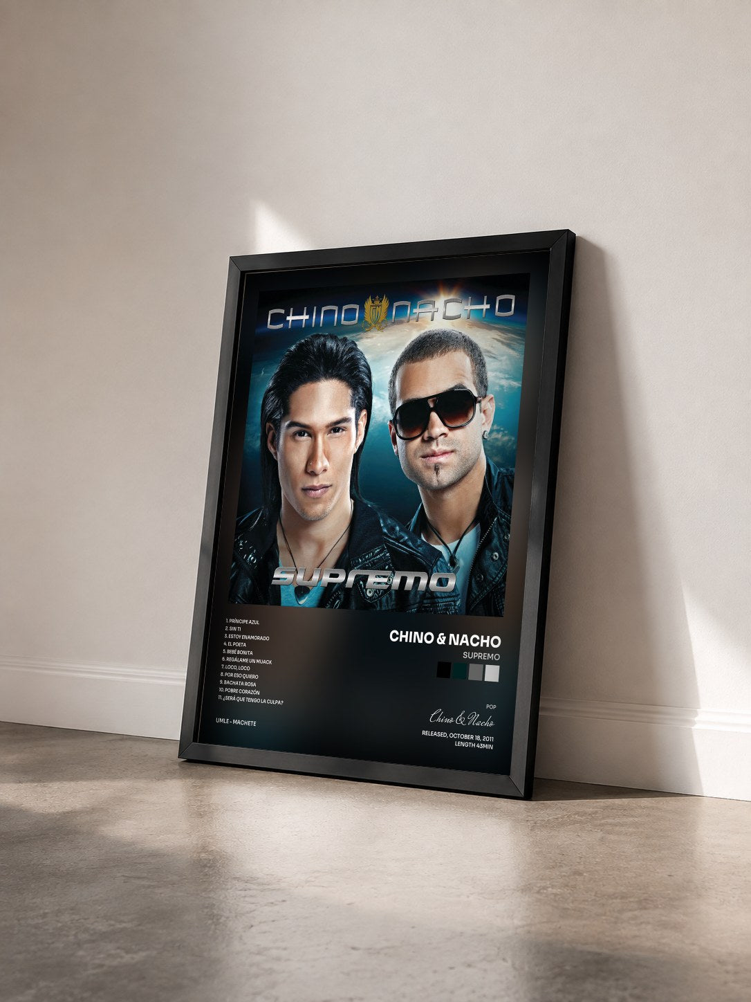 #noir Tableau de l'album Supremo de Chino & Nacho vu de trois quarts, cadre noir