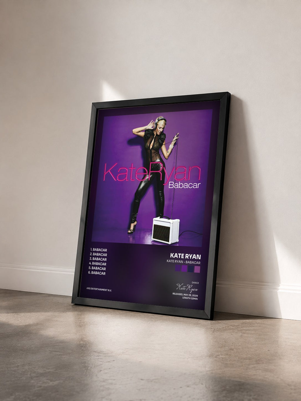 #noir Tableau de l'album Kate Ryan - Babacar de Kate Ryan vu de trois quarts, cadre noir
