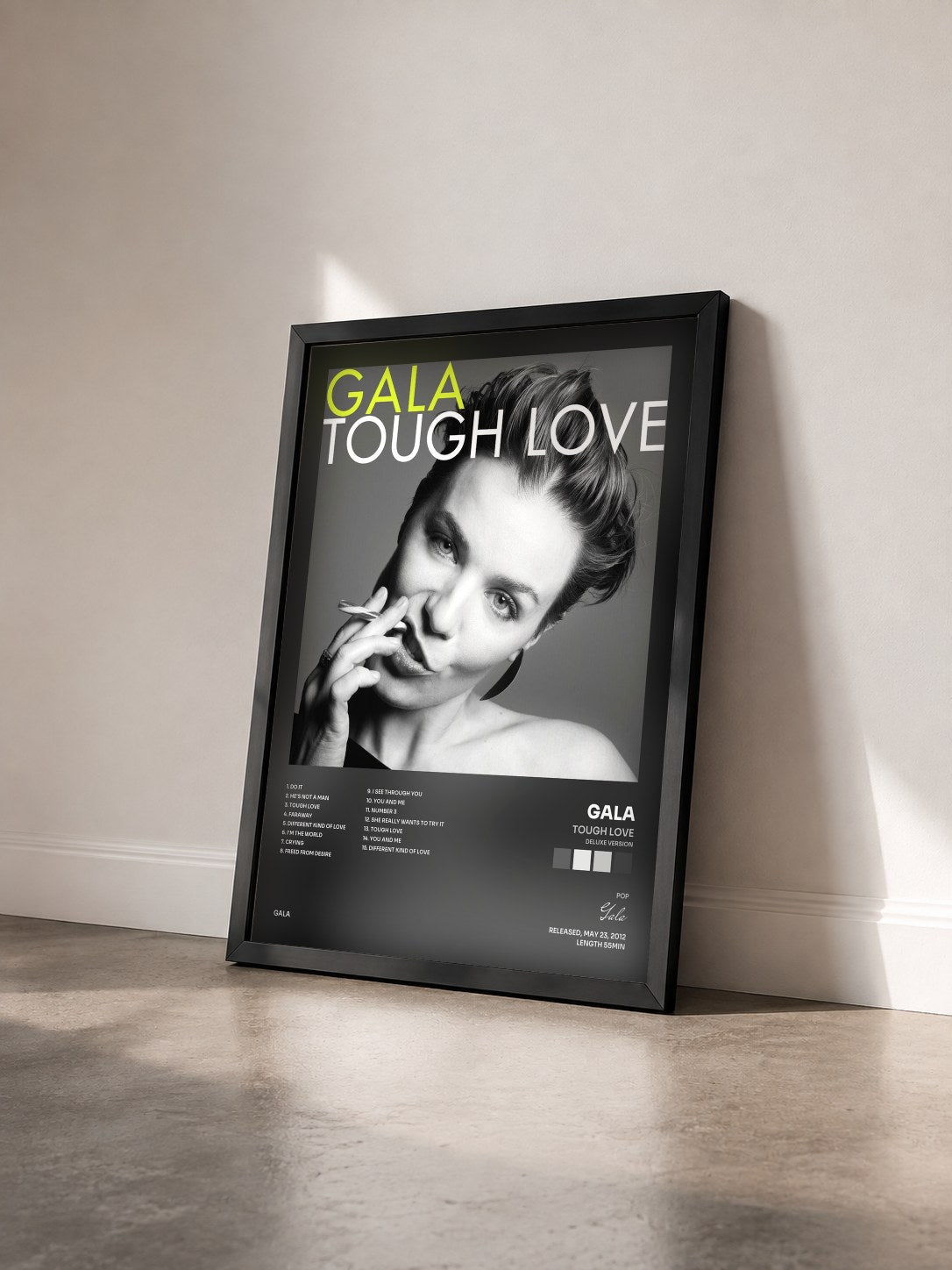 #noir Tableau de l'album Tough Love (Deluxe Version) de Gala vu de trois quarts, cadre noir