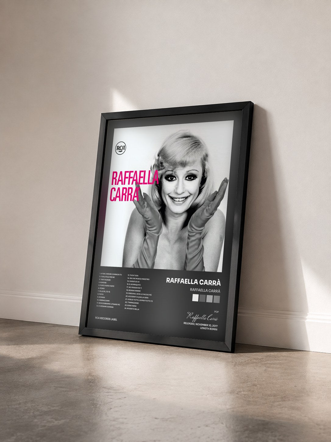 #noir Tableau de l'album Raffaella Carrà de Raffaella Carrà vu de trois quarts, cadre noir