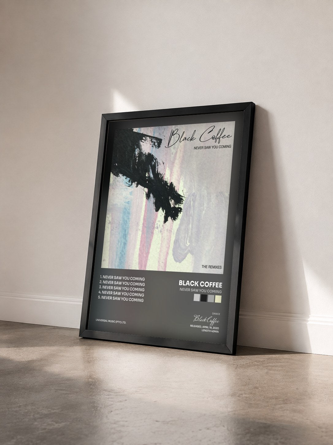 #noir Tableau de l'album Never Saw You Coming de Black Coffee vu de trois quarts, cadre noir