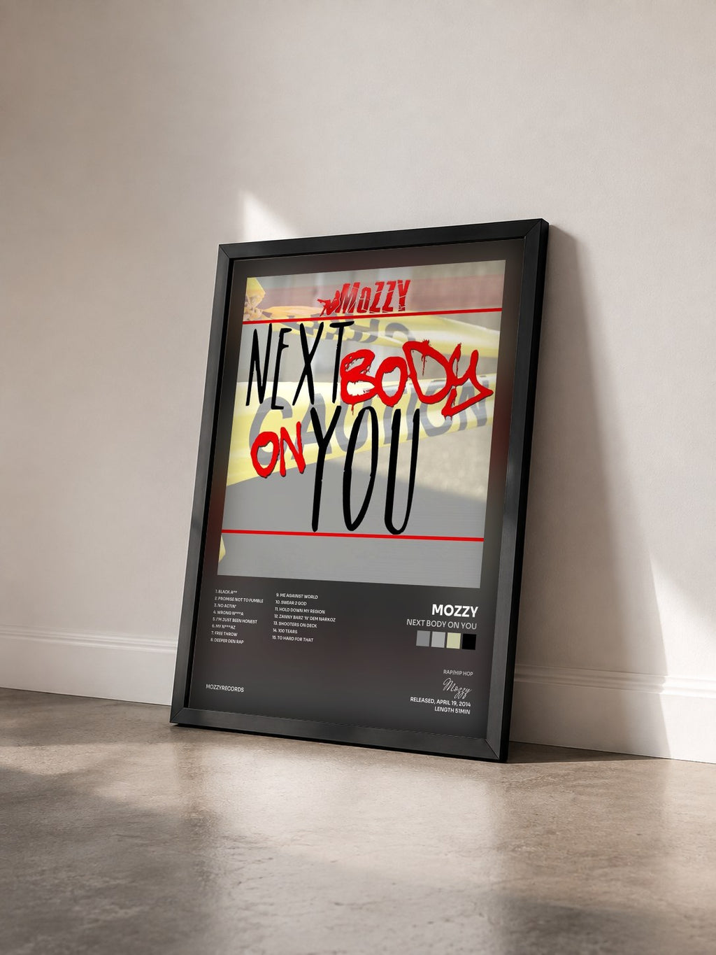 #noir Tableau de l'album Next Body On You de Mozzy vu de trois quarts, cadre noir