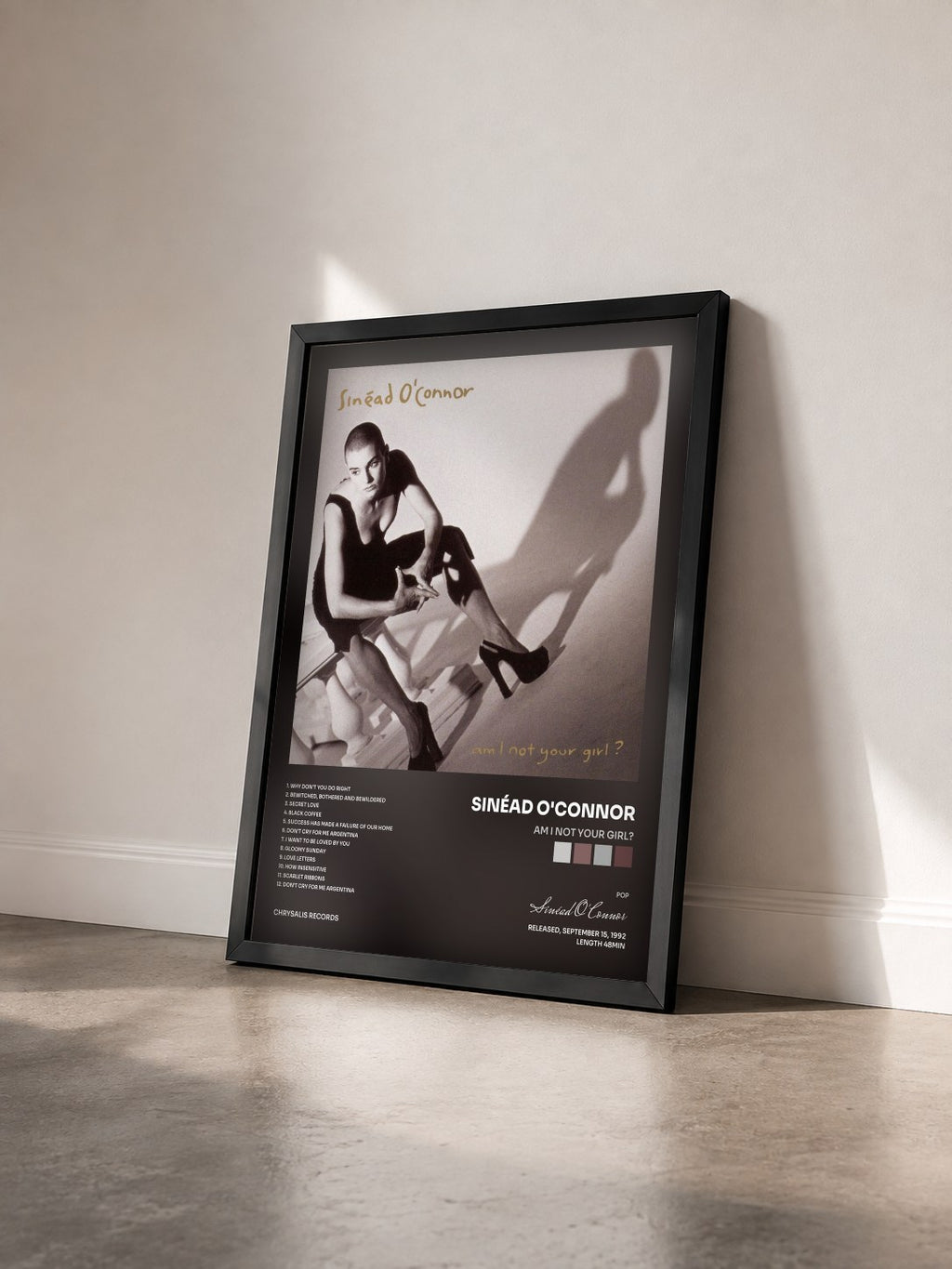 #noir Am I Not Your Girl? di Sinéad O'Connor in stampa incorniciata vista di tre quarti, cornice nera