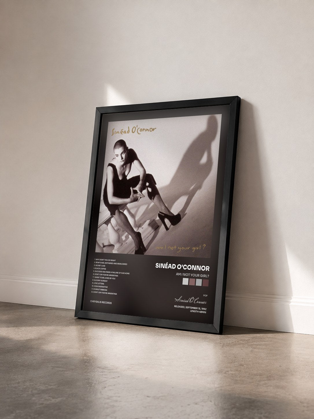 #noir Tableau de l'album Am I Not Your Girl? de Sinéad O'Connor vu de trois quarts, cadre noir