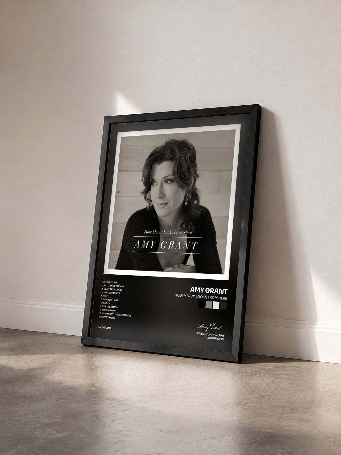 #noir Tableau de l'album How Mercy Looks From Here de Amy Grant vu de trois quarts, cadre noir