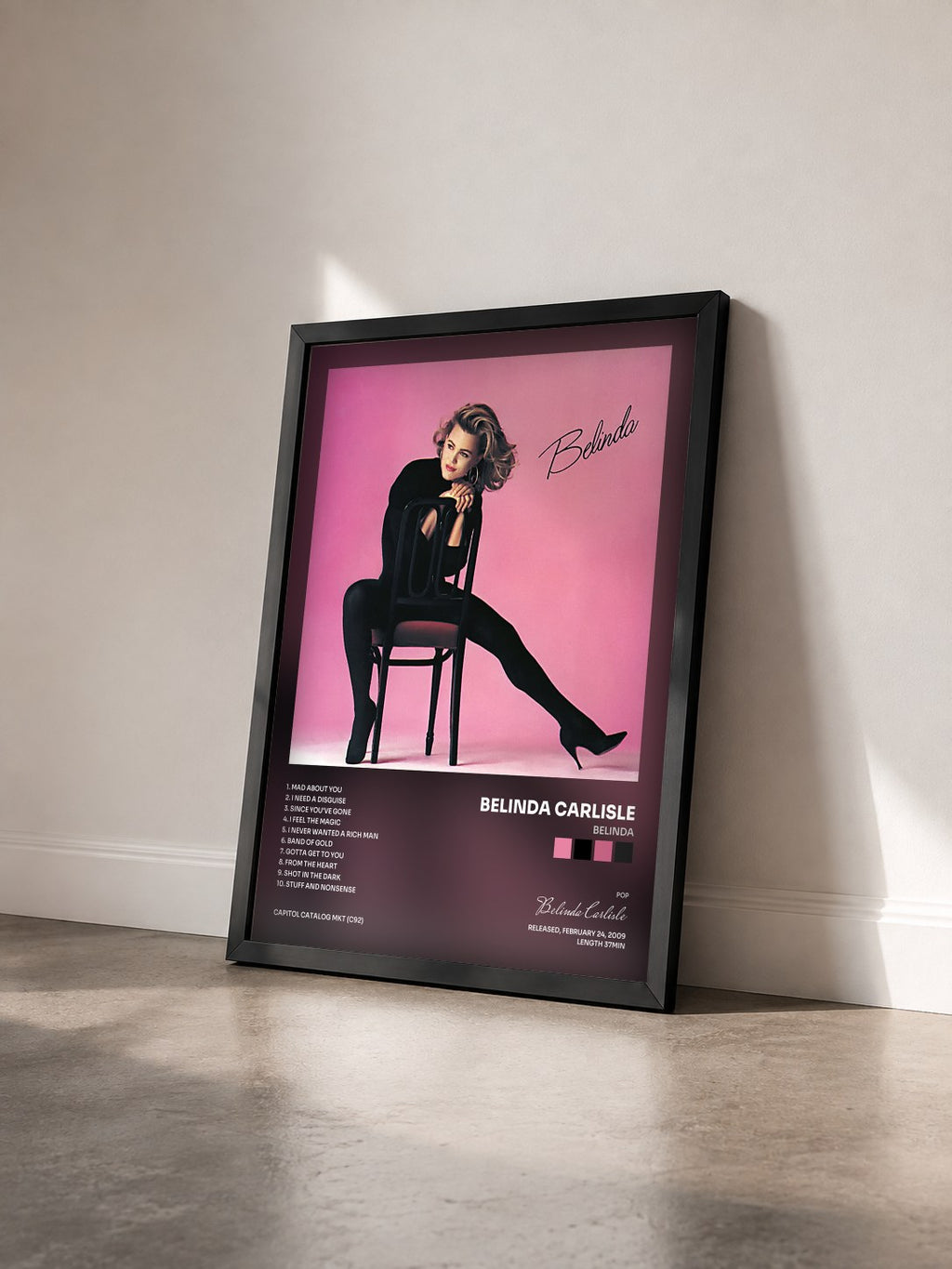 #noir Tableau de l'album Belinda de Belinda Carlisle vu de trois quarts, cadre noir