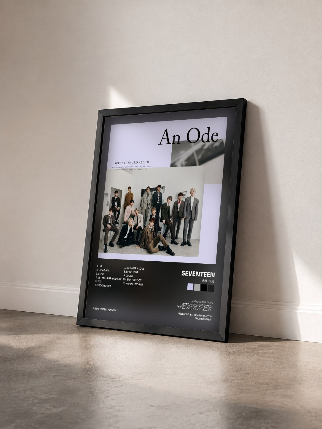#noir Tableau de l'album An Ode de SEVENTEEN vu de trois quarts, cadre noir