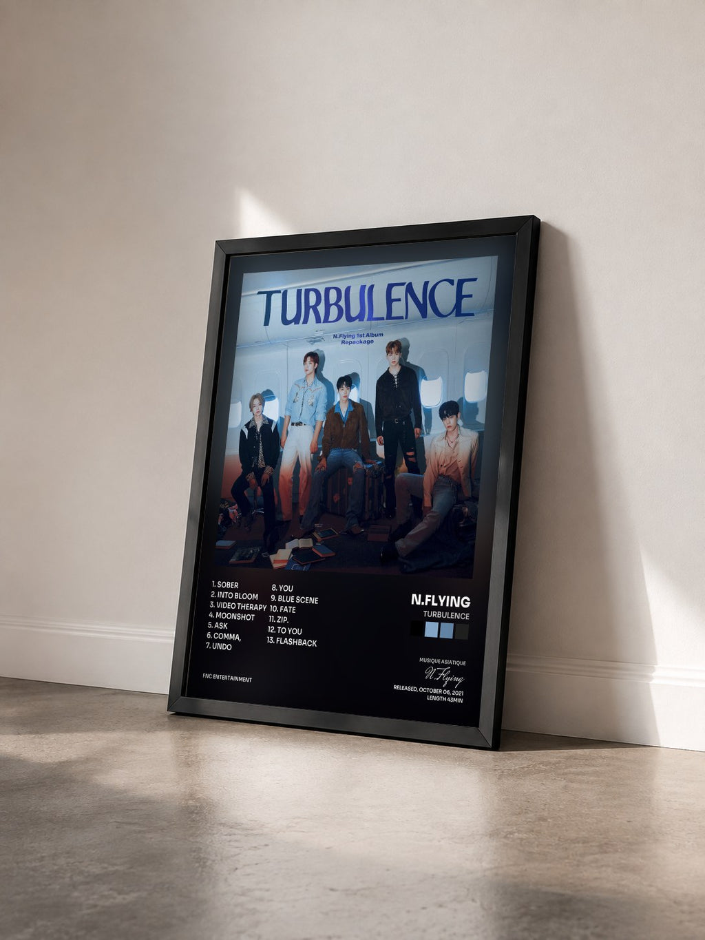 #noir Tableau de l'album TURBULENCE de N.Flying vu de trois quarts, cadre noir