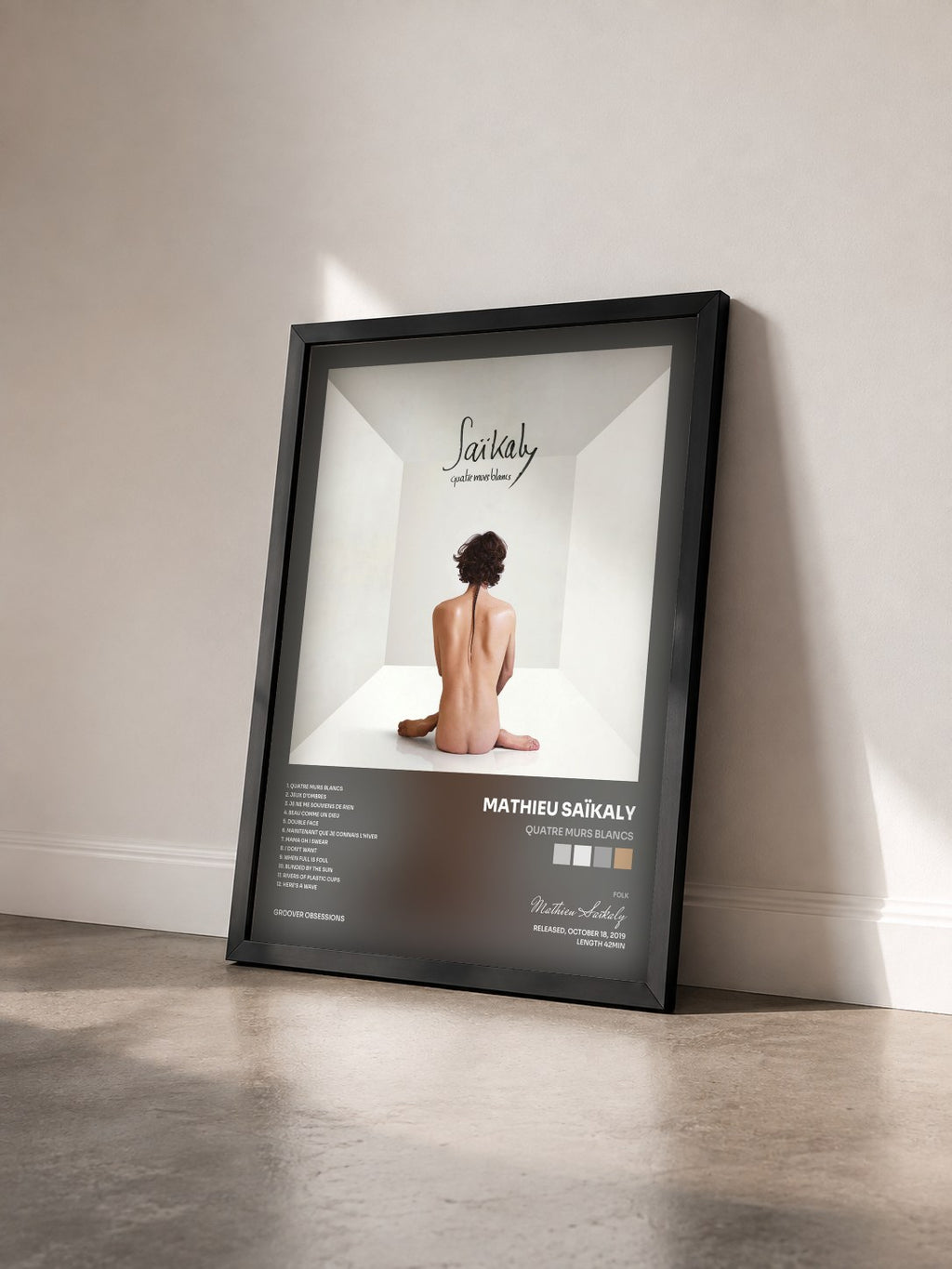 #noir Tableau de l'album Quatre murs blancs de Mathieu Saïkaly vu de trois quarts, cadre noir