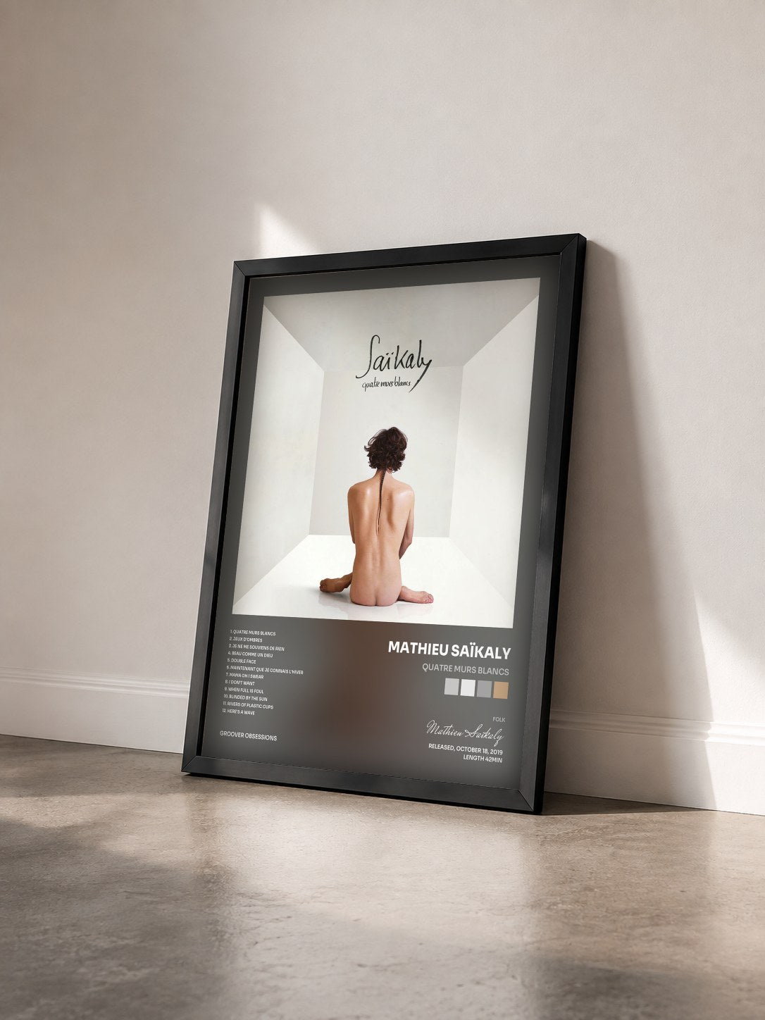 #noir Tableau de l'album Quatre murs blancs de Mathieu Saïkaly vu de trois quarts, cadre noir