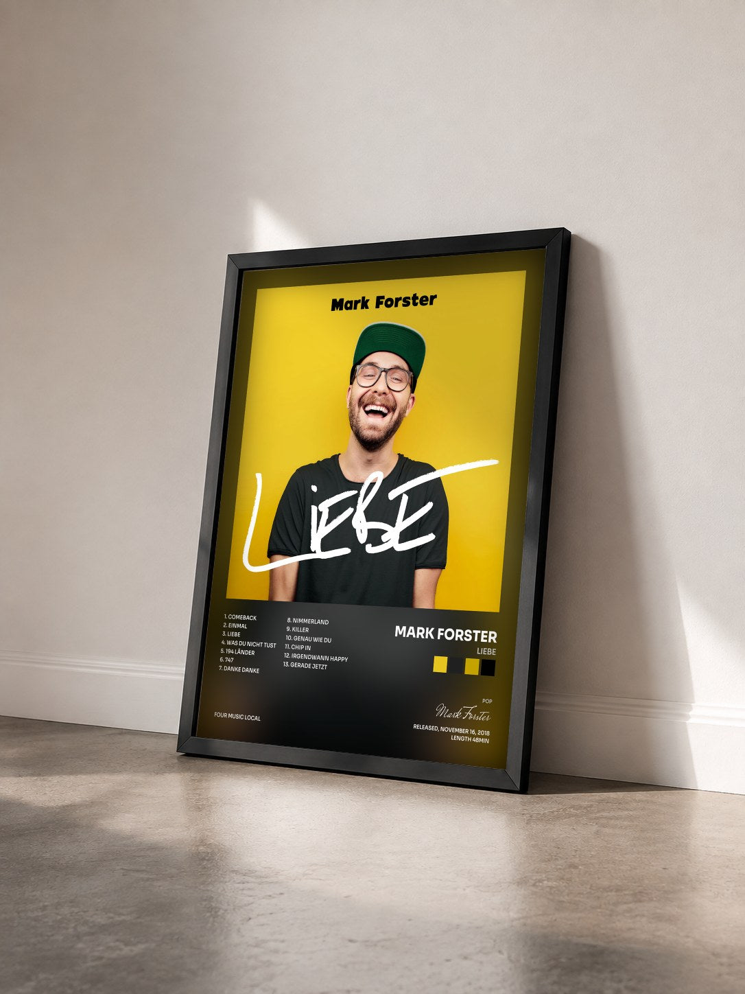 #noir Tableau de l'album LIEBE de Mark Forster vu de trois quarts, cadre noir