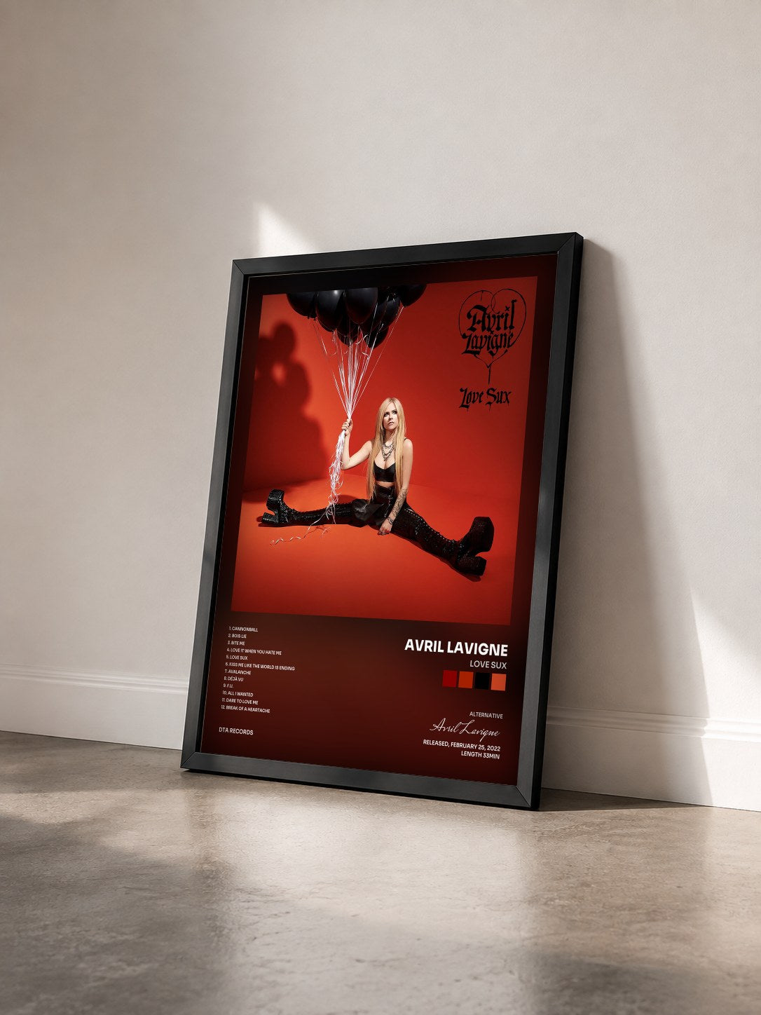 #noir Tableau de l'album Love Sux de Avril Lavigne vu de trois quarts, cadre noir