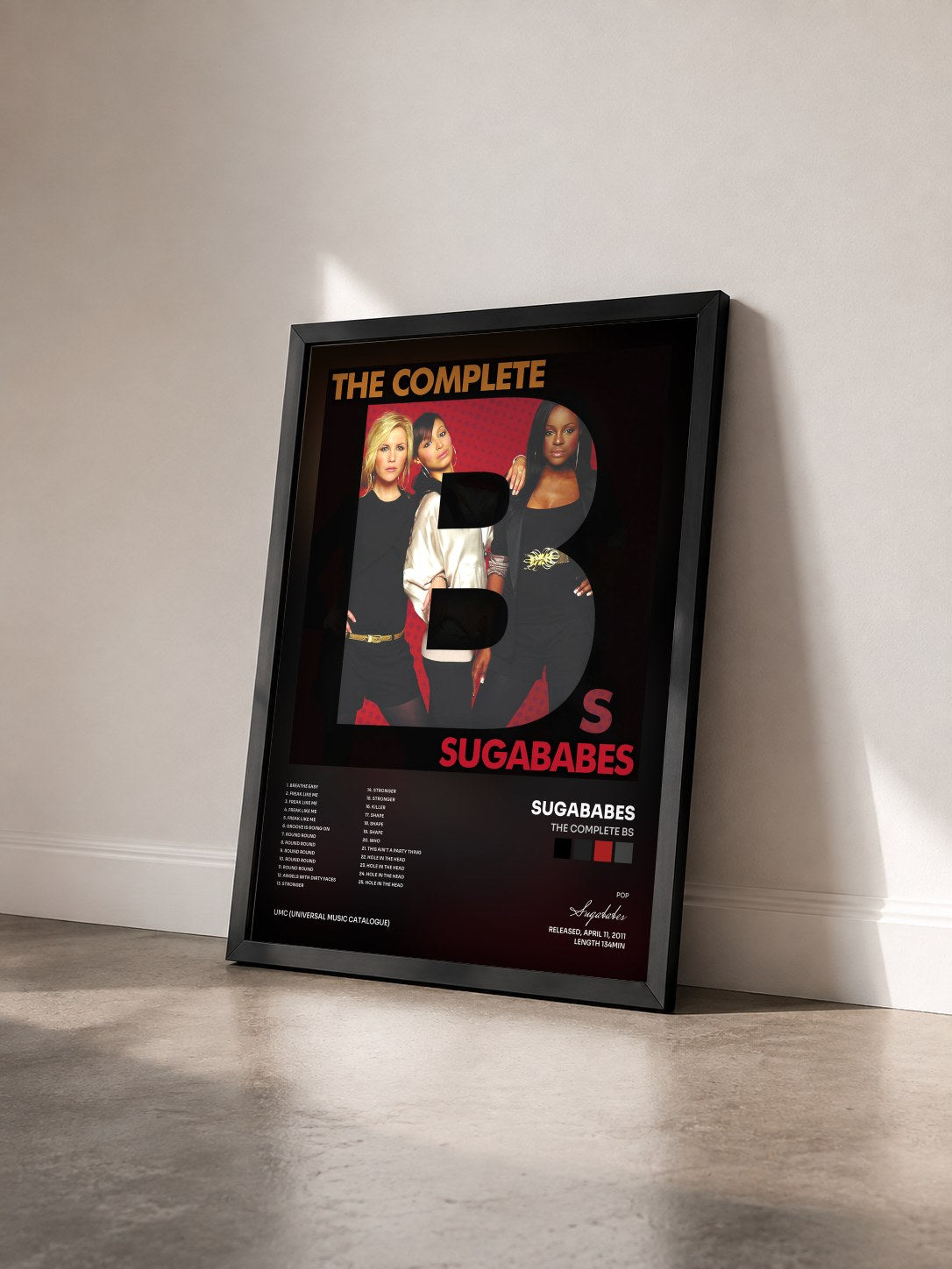 #noir Tableau de l'album The Complete Bs de Sugababes vu de trois quarts, cadre noir