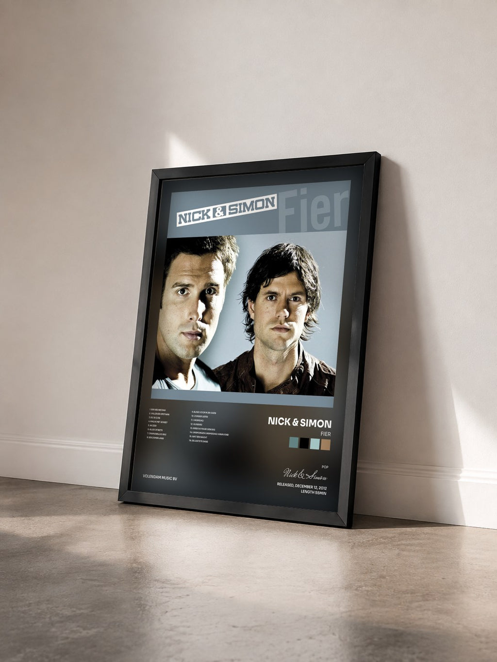 #noir Tableau de l'album Fier de Nick & Simon vu de trois quarts, cadre noir
