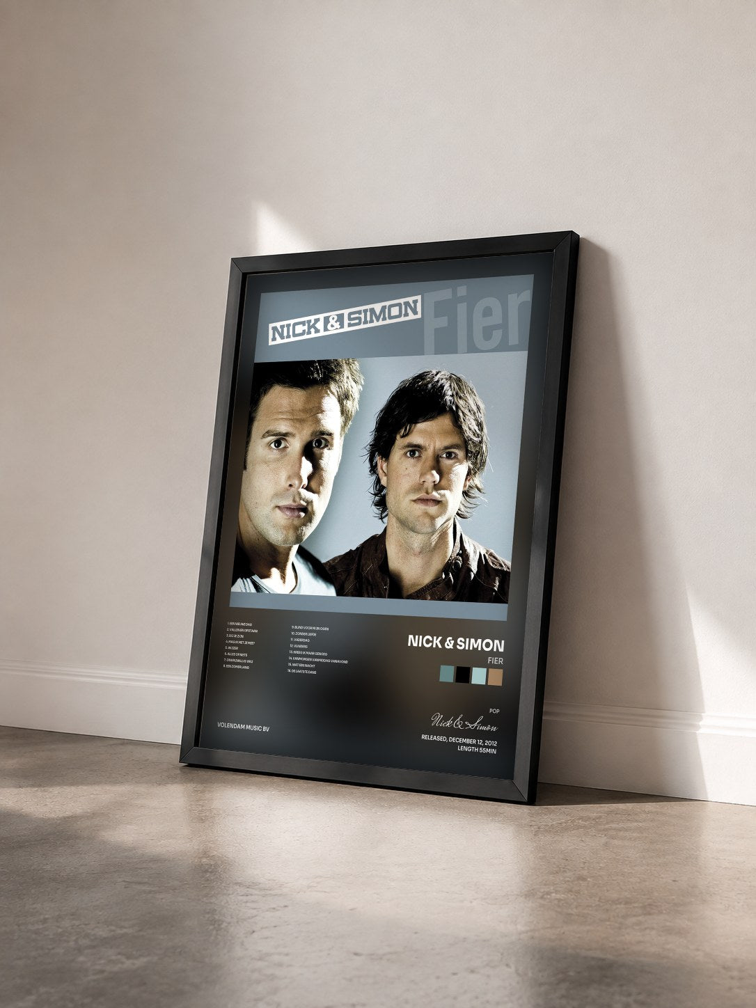 #noir Tableau de l'album Fier de Nick & Simon vu de trois quarts, cadre noir