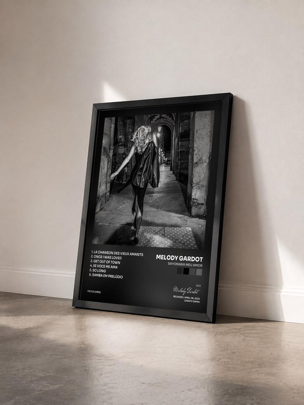 #noir Tableau de l'album Sayonara Meu Amor de Melody Gardot vu de trois quarts, cadre noir