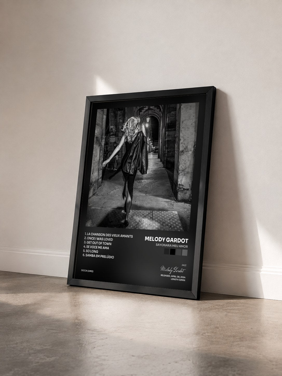 #noir Tableau de l'album Sayonara Meu Amor de Melody Gardot vu de trois quarts, cadre noir