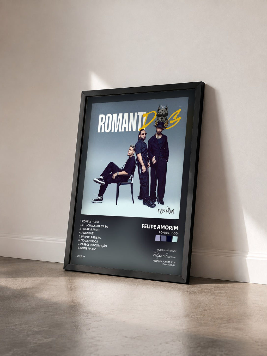 #noir Tableau de l'album RomantiDog de Felipe Amorim vu de trois quarts, cadre noir