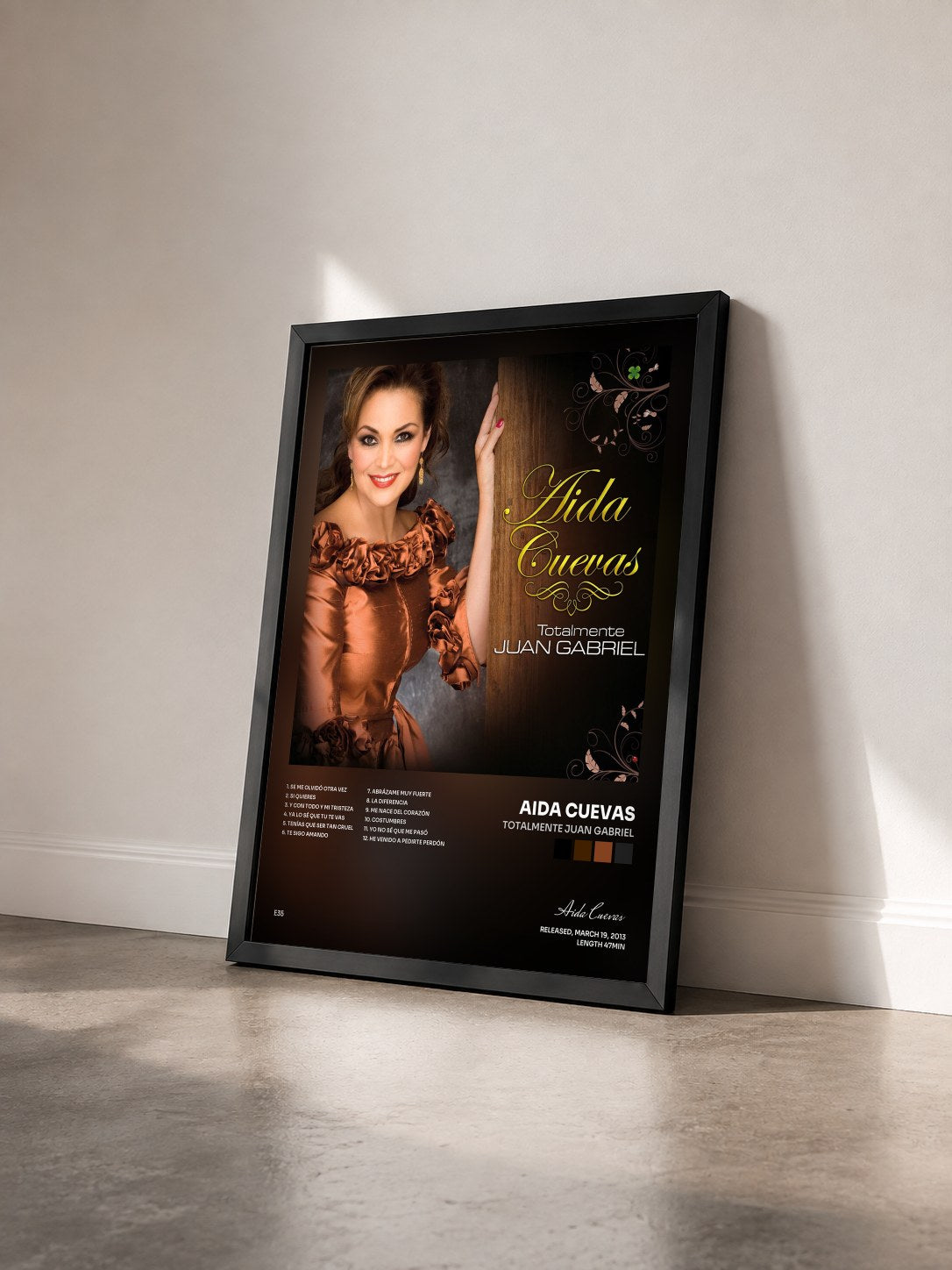 #noir Tableau de l'album Totalmente Juan Gabriel de Aida Cuevas vu de trois quarts, cadre noir