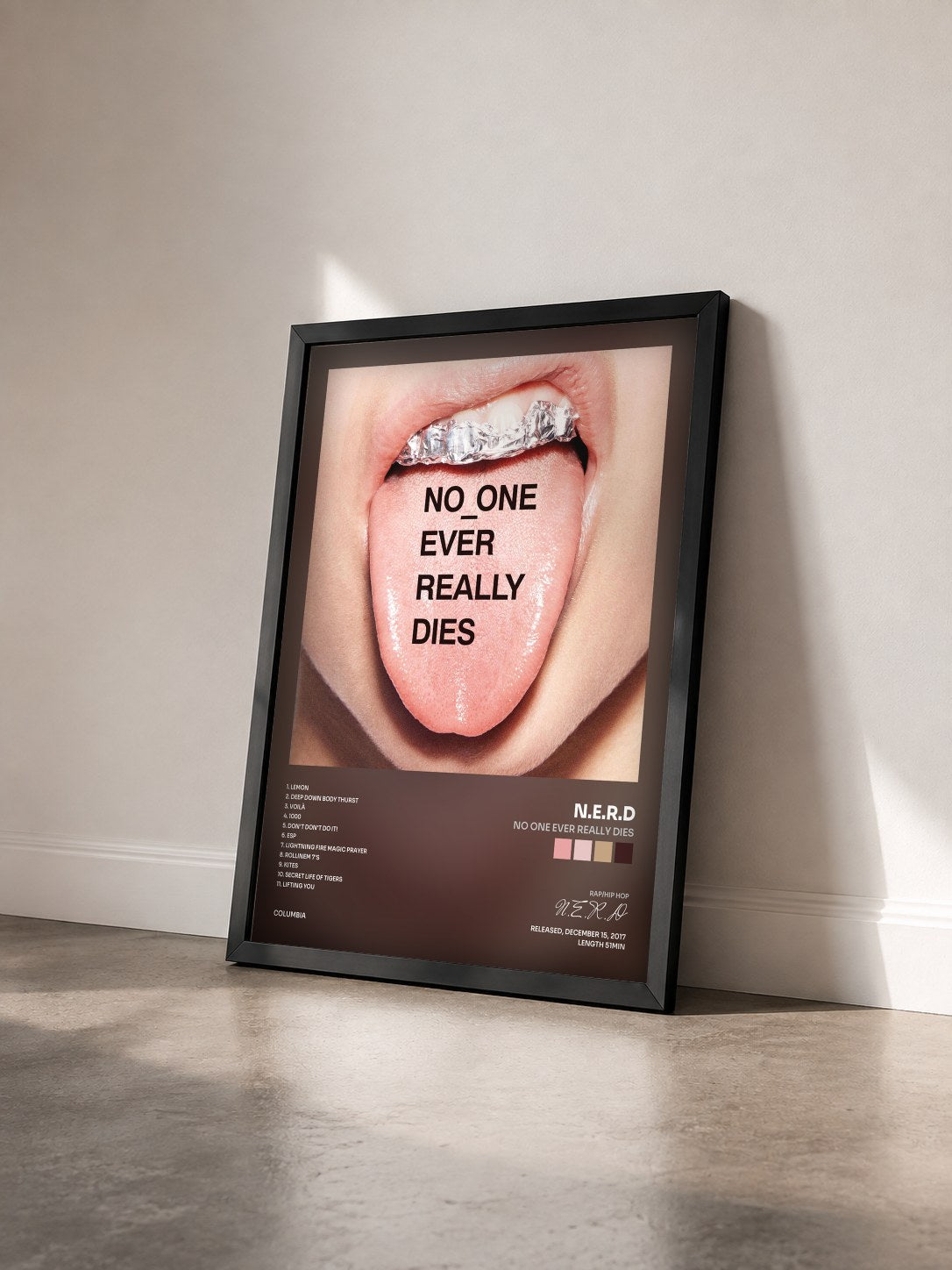 #noir Tableau de l'album NO ONE EVER REALLY DIES de N.E.R.D vu de trois quarts, cadre noir