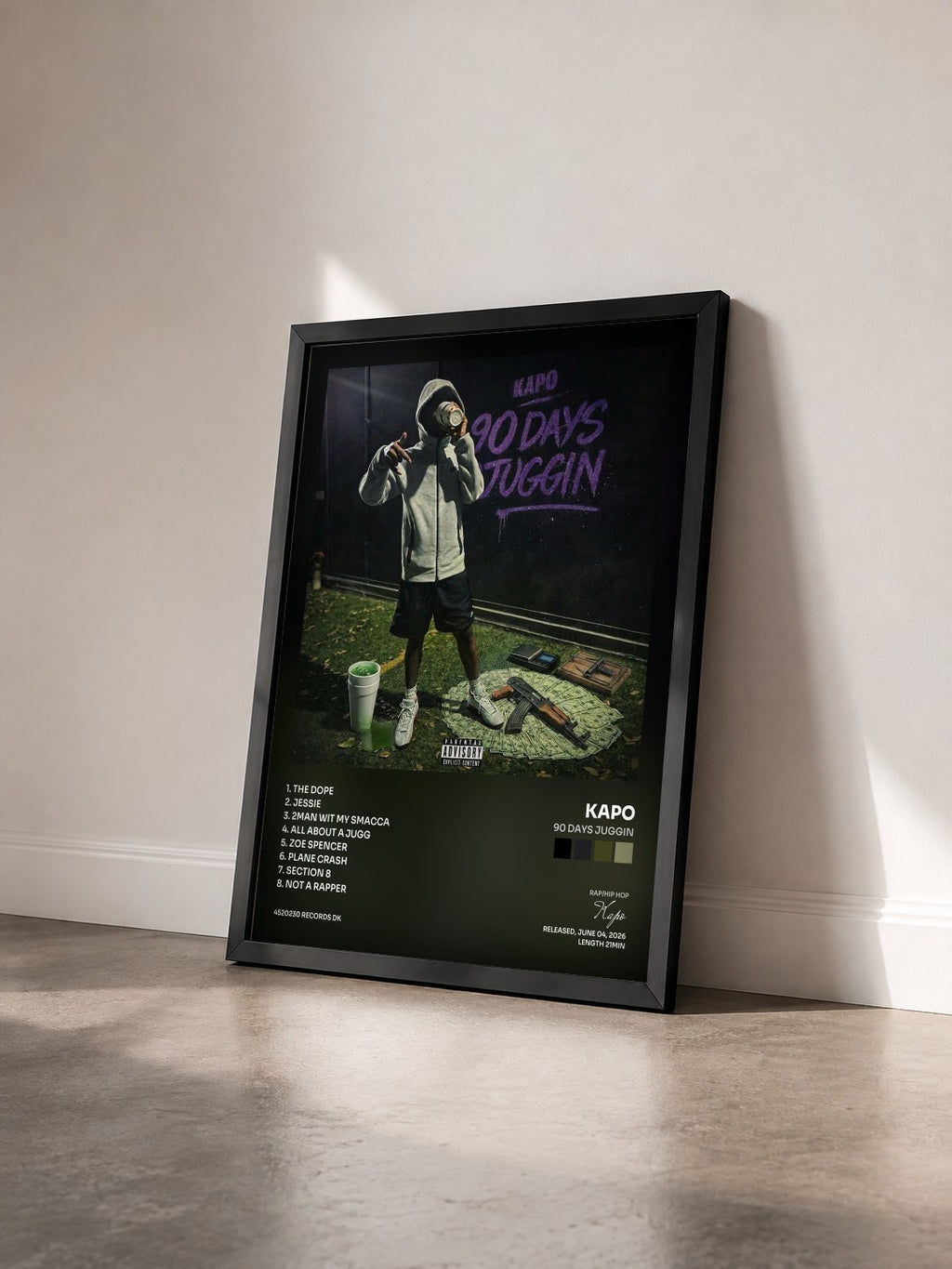 #noir Tableau de l'album 90 DAYS JUGGIN de Kapo vu de trois quarts, cadre noir
