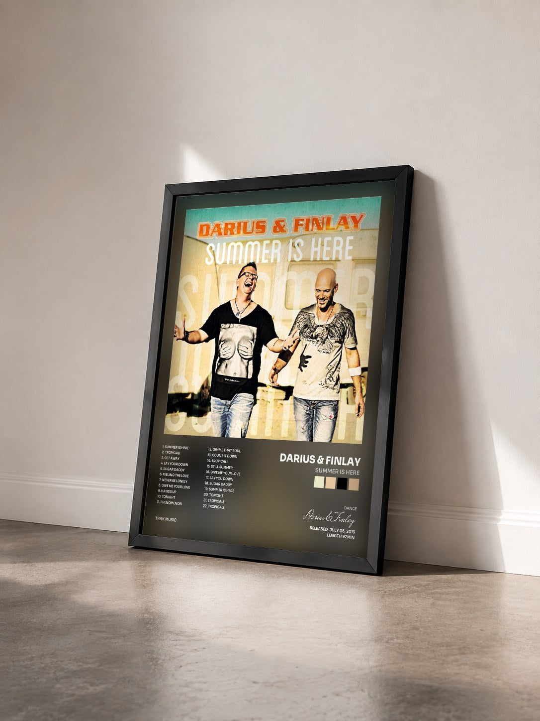 #noir Tableau de l'album Summer Is Here de Darius & Finlay vu de trois quarts, cadre noir
