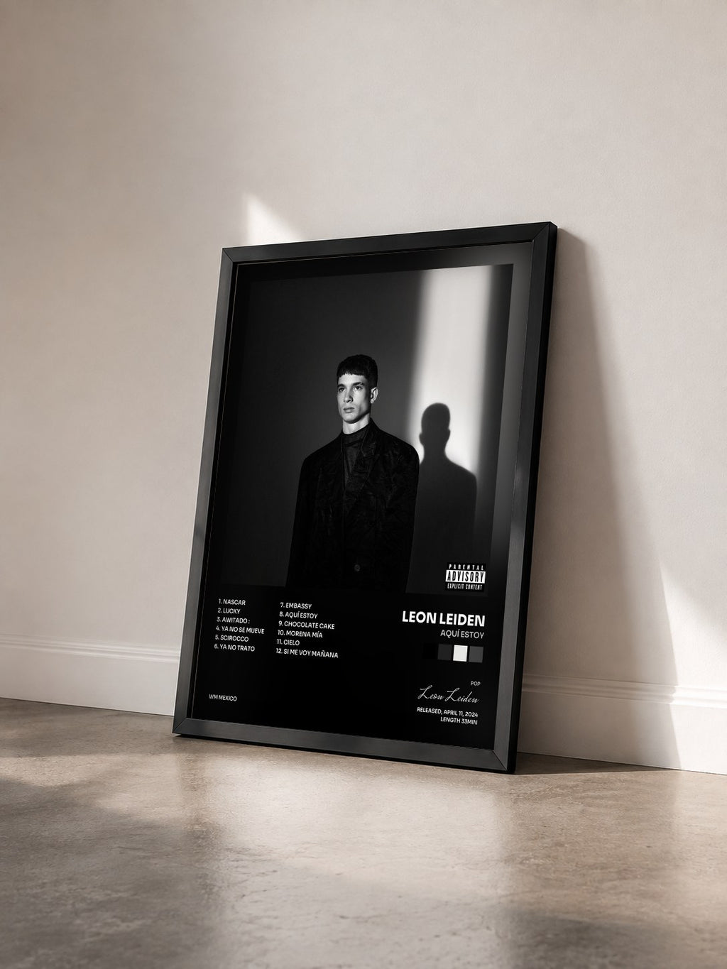 #noir Tableau de l'album Aquí Estoy de Leon Leiden vu de trois quarts, cadre noir