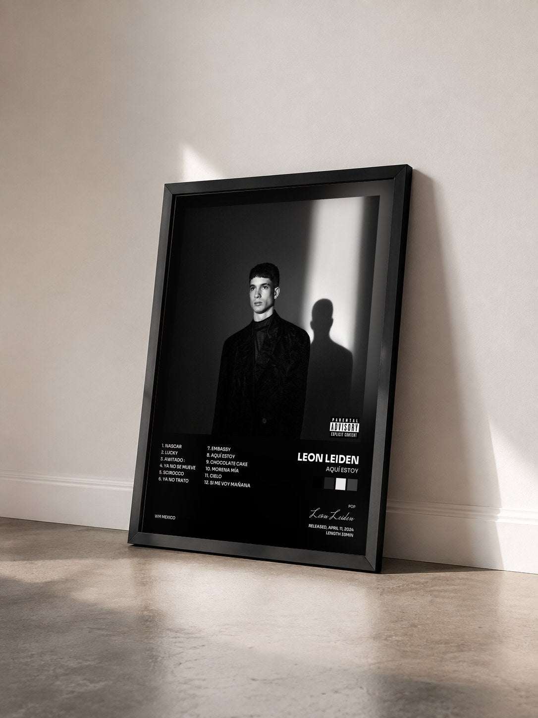 #noir Tableau de l'album Aquí Estoy de Leon Leiden vu de trois quarts, cadre noir