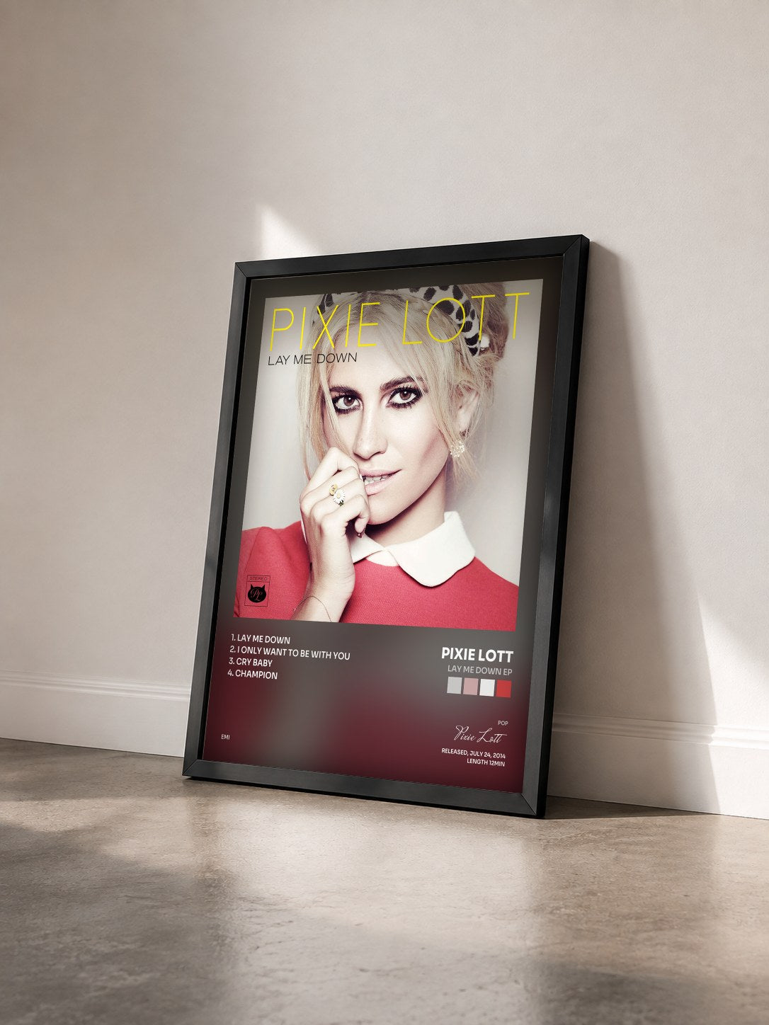 #noir Tableau de l'album Lay Me Down EP de Pixie Lott vu de trois quarts, cadre noir