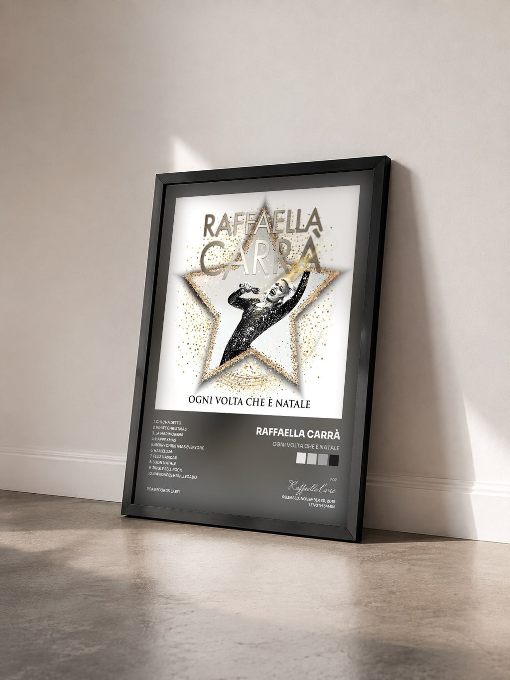 #noir Tableau de l'album Ogni volta che è Natale de Raffaella Carrà vu de trois quarts, cadre noir