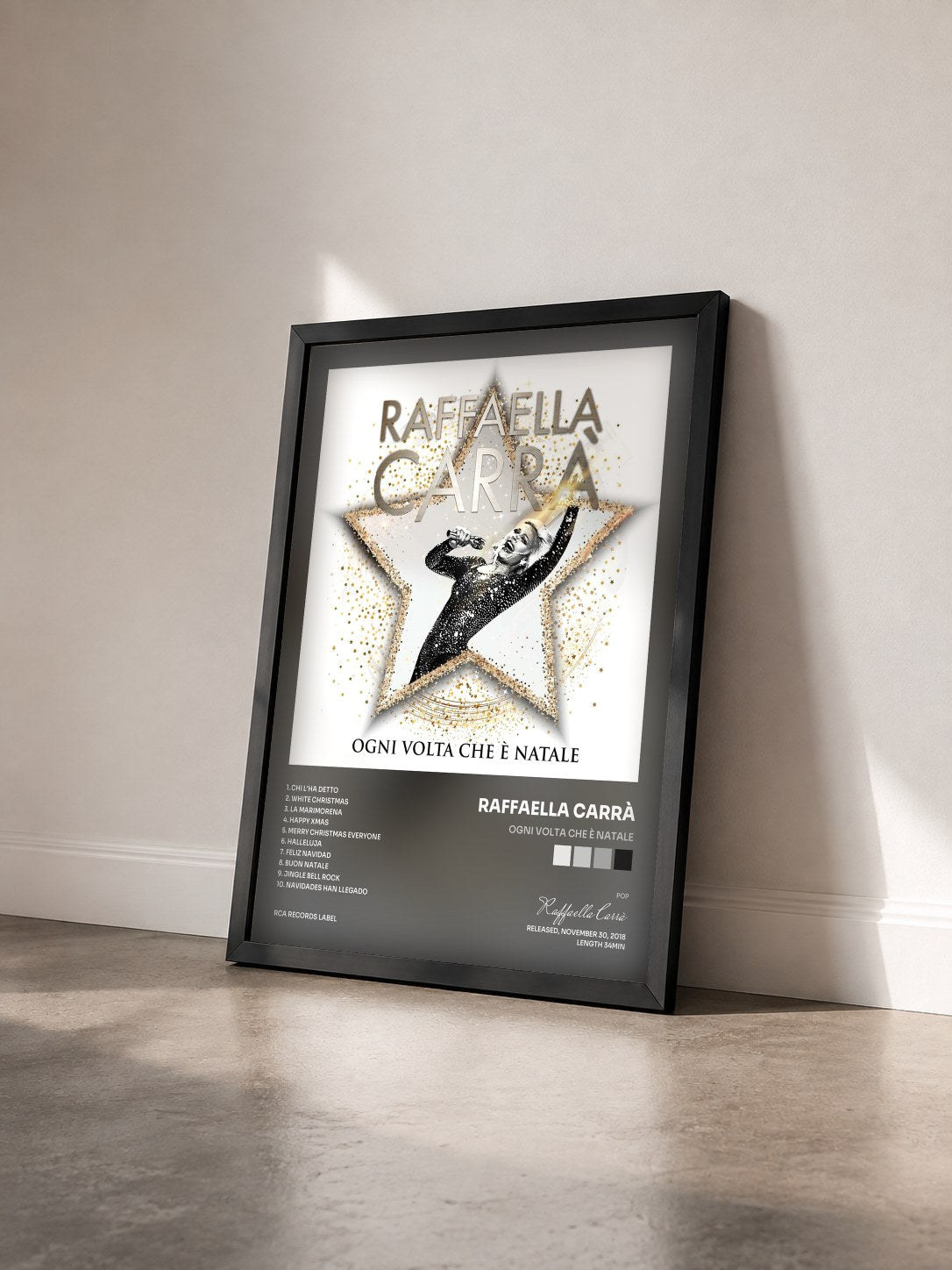 #noir Tableau de l'album Ogni volta che è Natale de Raffaella Carrà vu de trois quarts, cadre noir