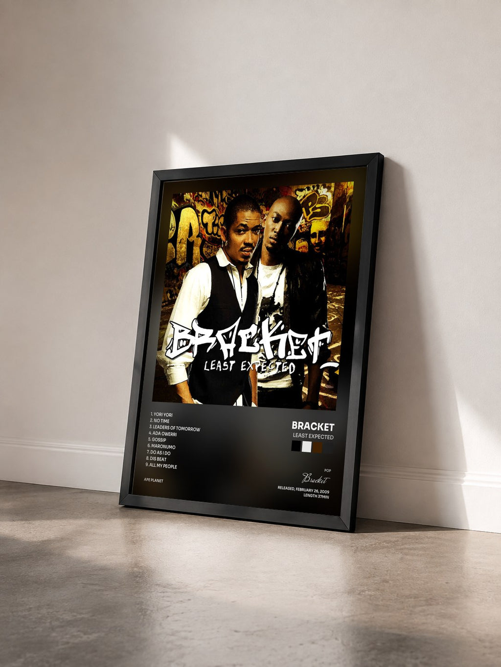 #noir Tableau de l'album Least Expected de Bracket vu de trois quarts, cadre noir
