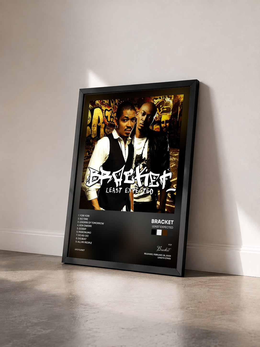 #noir Tableau de l'album Least Expected de Bracket vu de trois quarts, cadre noir