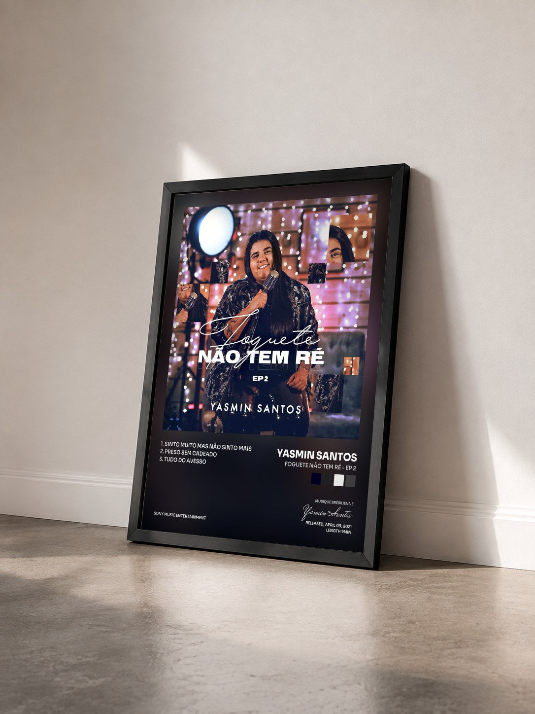 #noir Tableau de l'album Foguete Não Tem Ré - EP 2 de Yasmin Santos vu de trois quarts, cadre noir